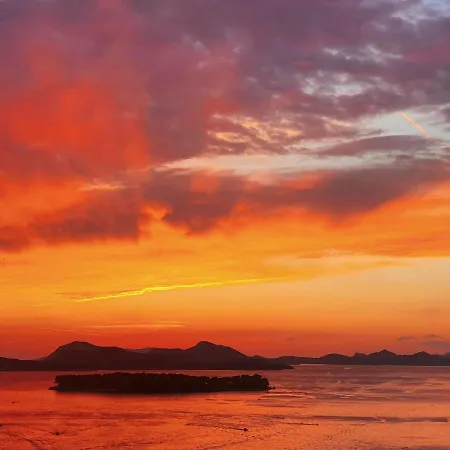 Apartamento Seaside House In With Excellent Views, Large Terraces