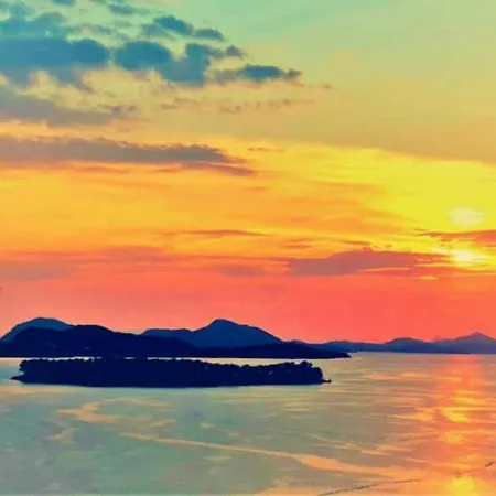 Apartman Seaside House In With Excellent Views, Large Terraces *